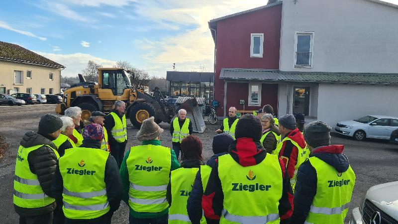 Die Besuchergruppe wurde vom Geschäftsführer der Firma, Matthias Ziegler, hinten re., begrüßt und durch den Betrieb in Plößberg geführt. - Foto von Fritz Dietl