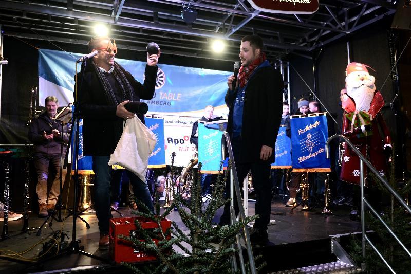 Die Moderatoren Andreas Diehl (links) und Stefan Fuchs (rechts) boten den zahlreichen Marktbesuchern bei der Christbaumversteigerung einen unterhaltsamen Nachmittag.  - Foto von Uschald