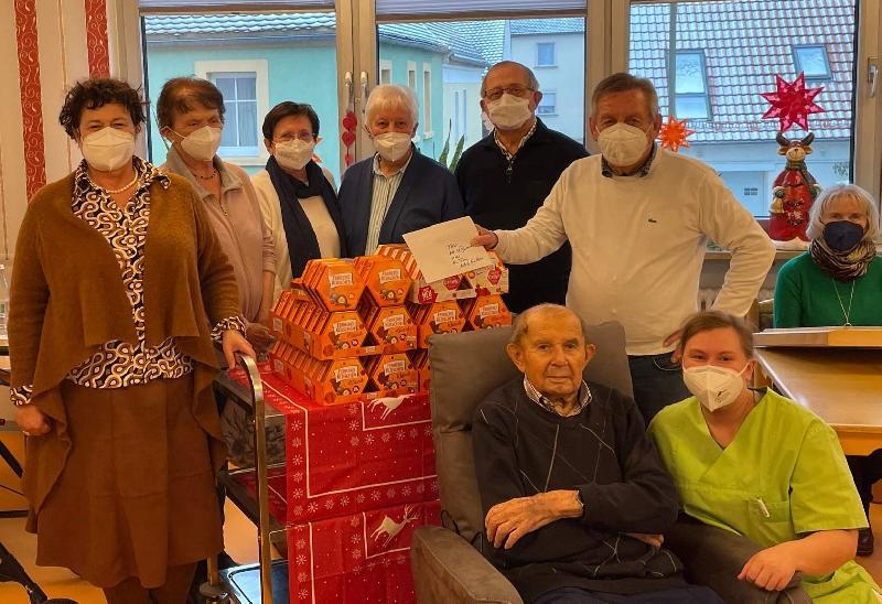 Michael Biehler (sitzend l.) durfte – begleitet von Pflegerin Sandra Snider (kniend r.) - als erster Heimbewohner im neuen Sessel Platz nehmen, den der Förderkreis Altenhilfe zum Barbara-Tag spendierte. Stehend v. l.: Heimleiterin Astrid Geitner, Vorstandsmitglied Heidi Flierl, 2. Bgm. Bärbel Birner, stellv. Vorsitzende Hildegard Kohl, Schatzmeister Reinhold Birner und Vors. Werner Schulz. Hinten r. : Klangbrettspielerin Gabi Fleischmann. - Foto von Werner Schulz