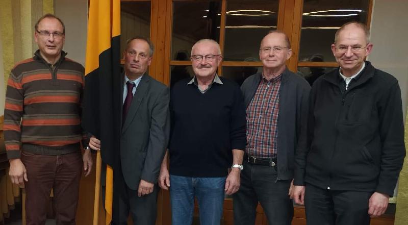 Einstimmige Voten gab es durchgehend für die neue Vorstandschaft der Kolpingfamilie. V. l.: Vorsitzender Johannes Fleischmann, Schriftführerin Christina Wisneth, 2. Vorsitzender Lothar Meier, Beisitzer Albert Meindl, Kassier Erwin Bauer und Präses Stadtpfarrer Johann Hofmann.

 - Foto von Werner Schulz