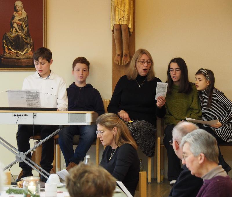 Mit ihren Adventsliedern zauberten v. l. Felix Scheuerer, Xaver Schreiner, Organistin Iryna Hermann, Anna Schreiner und Eva Scheuerer vorweihnachtliche Stimmung in den Saal des Pfarrheimes beim Seniorenadvent der Pfarrgemeinde. - Foto von Werner Schulz