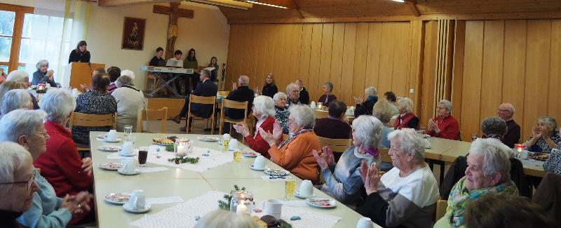 Pfarrgemeinde bereitet Senior*innen stimmungsvolle Adventfeier