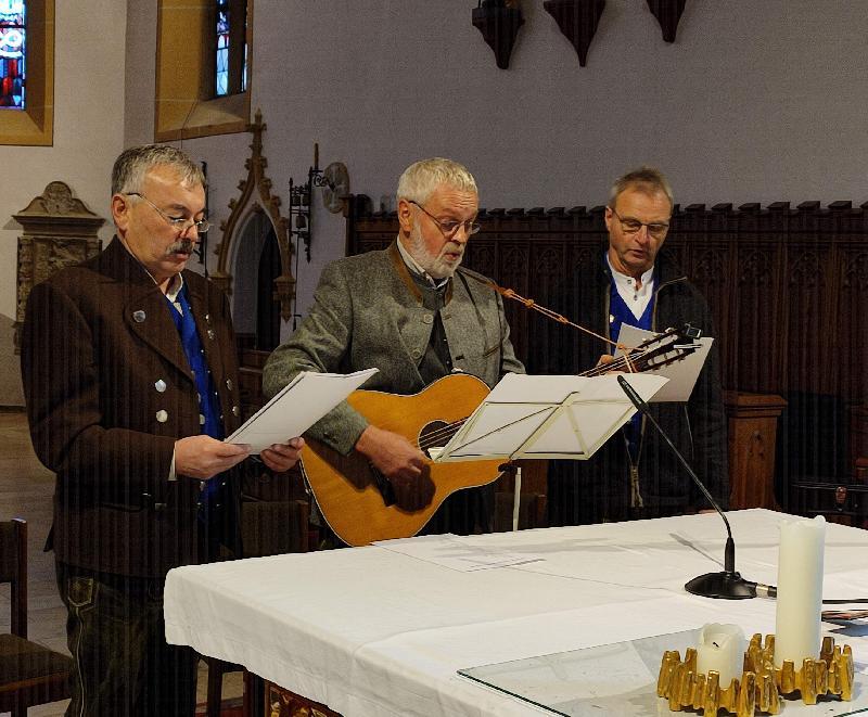 Emotional anrührend interpretierten die Ehenfelder Sänger (v. l.) Georg Kustner, Franz Birner und Richard Falk bei dem Lied „Als Maria übers Gebirge ging“ Marias beschwerlichen Weg zu ihre Base Elisabeth. - Foto von Werner Schulz