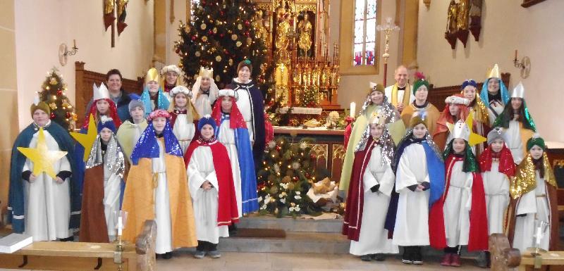 Seit Dienstag sind die Sternsinger bis einschließlich des morgigen Dreikönigstags im Hirschauer Stadtgebiet, in Weiher und in Krickelsdorf - unter dem Leitwort „Kinder stärken, Kinder schützen – in Indonesien und weltweit“. Ein Kinderrecht weltweit“ von Haus zu Haus unterwegs. Gemeindereferentin Barbara Schlosser hatte sie auf ihre Aufgabe vorbereitet, bevor sie von Stadtpfarrer Johann Hofmann ausgesandt wurden - Foto von Werner Schulz