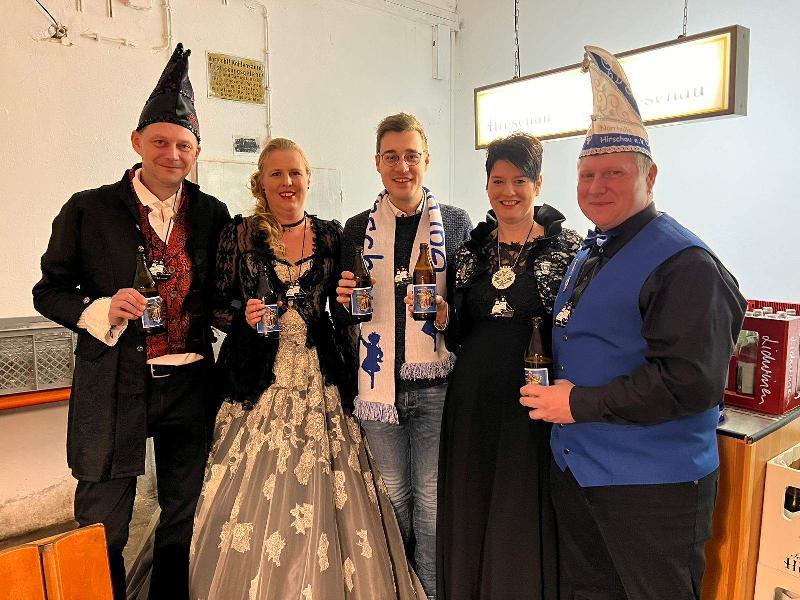 Der Narrhalla-Ball und der Familienfasching mussten abgesagt werden, da der Josefshaussaal aus Brandschutzgründen nicht genutzt werden darf. Trotz dieser Enttäuschung wurde mit dem extra gebrauten Faschingsbier auf ein Gelingen der Faschingssaison angestoßen. V. l.: Prinz Markus I., Prinzessin Michaela I., Brauerei-Chef Sebastian Dorfner, Narrhalla-Präsidentin Regina Merkl und Hofmarschall Martin Merkl. - Foto von Werner Schulz