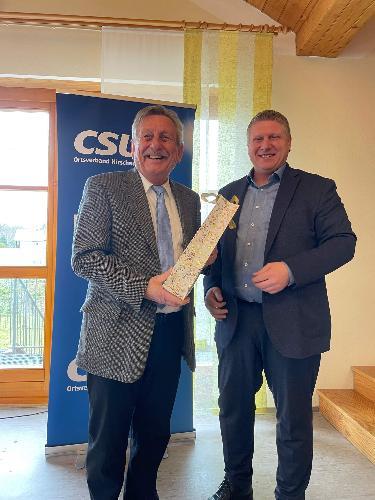 Die 45-minütige Rückschau von Werner Schulz (l.) auf 77 Jahre CSU-Ortsverband Hirschau geriet beim Dreikönigsfrühschoppen zu einer geschichtlichen, mit viel Beifall bedachten Lehrstunde. Dafür dankte ihm der stellv. CSU-Ortsvorsitzende Martin Merkl (r.), der in Vertretung des erkrankten Vorsitzenden Florentin Siegert die Veranstaltung leitete. - Foto von Werner Schulz