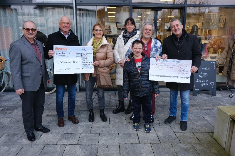 Je 1.000 Euro erhielten der Kinderschutzbund (KSB) und die Basketballer der Lebenshilfe vom Lions-Hilfswerk Amberg-Sulzbach. Von links Club-Schatzmeister Hans Fürnkäs, Hilfswerkvorsitzender Gustl Walleter, 1. KSB-Vorsitzende Brigitte Breitfelder, Sabine Reithmaier, Leiterin der Offenen Behindertenarbeit der Lebenshilfe, Basketball-Betreuer Ludwig Weidel und Lions-Clubpräsident Matthias Hahn. Vorne Stephan Groll von den Basketballern der Lebenshilfe. Bild: Uschald - Foto von Uschald