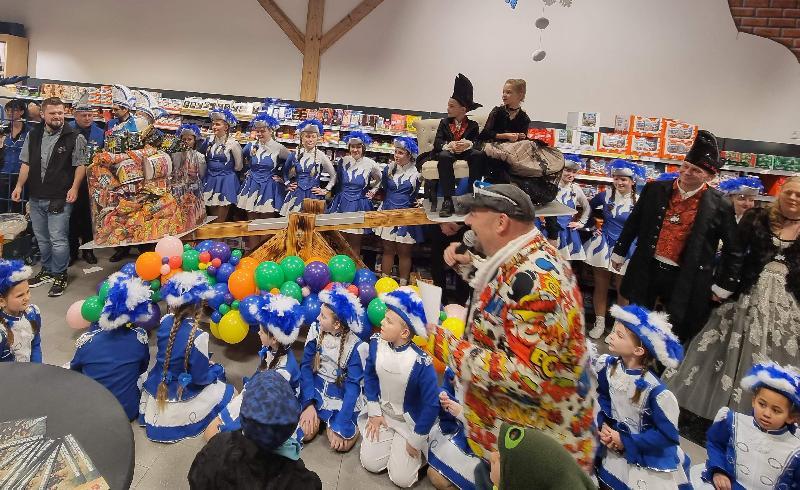 Jede Menge Süßigkeiten – exakt 90 Kilogramm - wird es beim Kinderfaschingszug regnen. (Fast) so viel brachten Kinderprinz Benedikt I. und Prinzessin Janina I. auf die Waage. Bei der Wiegezeremonie im EDEKA-Markt herrschte unter der Regie von Witzemeister Lucky bei den Tänzen der Jugend- und Prinzengarde Riesenstimmung (vorne r.). Mit dabei das Prinzenpaar Markus I. und Michaela I. (hinten r.) und Marktleiter Roland Gleißner (l.).
 
 - Foto von Werner Schulz