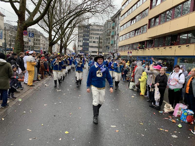 Zum 44. Mal hat der Hirschauer Musikzug am 20. Februar die Ehre, beim Düsseldorfer Rosenmontagszug als Mitglied der Leibgarde von Prinz Dirk II. und Venetia Uasa live an zigtausenden Jecken musizierend und tanzend vorbeizuziehen – angeführt von Dirigent Wolfgang Vögele.  - Foto von Werner Schulz