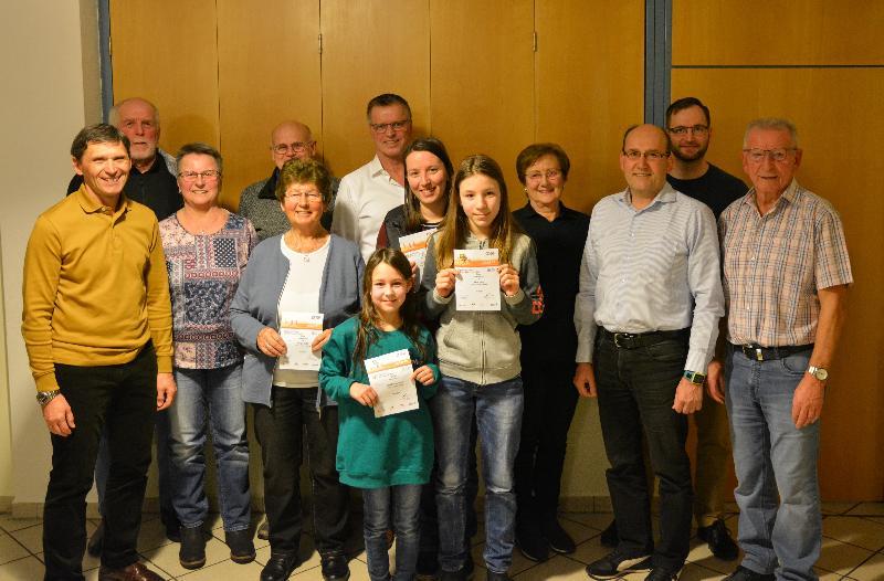 Das Sportabzeichenteam mit ihrem Leiter Rudi Wild und Teilnehmern, die besonders gewürdigt wurden. Hinten 2. v. li. Der Vorsitzende der TuS-Turnabteilung Manfred Groher und re. daneben Bürgermeister Hermann Falk. - Foto von Fritz Dietl