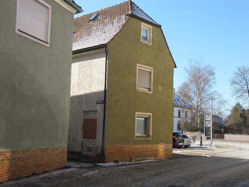 Das sogenannte Fischerschuster Haus verengt die westliche Zufahrt zur Stadtmitte. Durch eine Verkürzung soll ein breiterer Gesteig die Lage entspannen - Foto von Gerhard Fleischmann