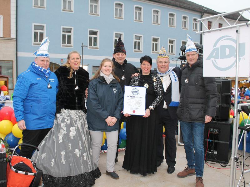 Strahlende Gesichter gab es auf der Bühne, nachdem das Ergebnis des Weltrekordversuches bekannt gegeben wurde: 1197 Teilnehmer*innen! V. l.: Hofmarschall Martin Merkl, Prinzessin Michaela I., Jurorin Laura Kuchenbecker, Prinz Markus I., Präsidentin Regina Merkl, LVO-Schatzmeister Klaus Faltermeier und Bürgermeister Hermann Falk. - Foto von Werner Schulz