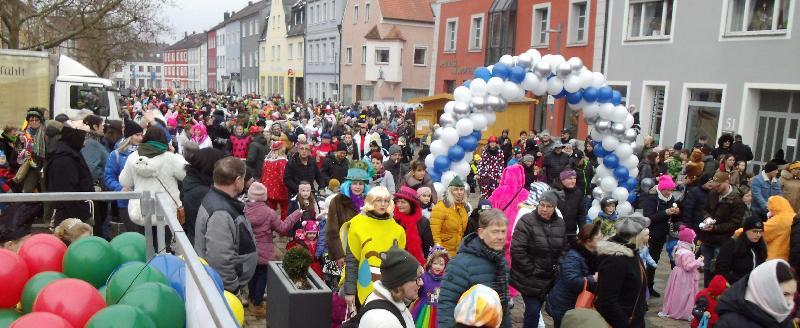 Närrischer Weltrekord: 1197 Maskierte bei größter Polonaise in Faschingskostümen
