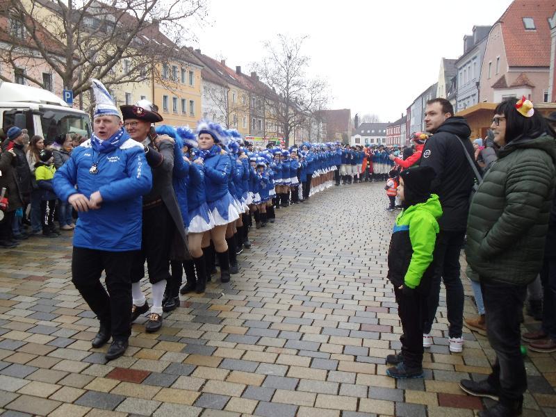 Närrischer Weltrekord: 1197 Maskierte bei größter Polonaise in Faschingskostümen