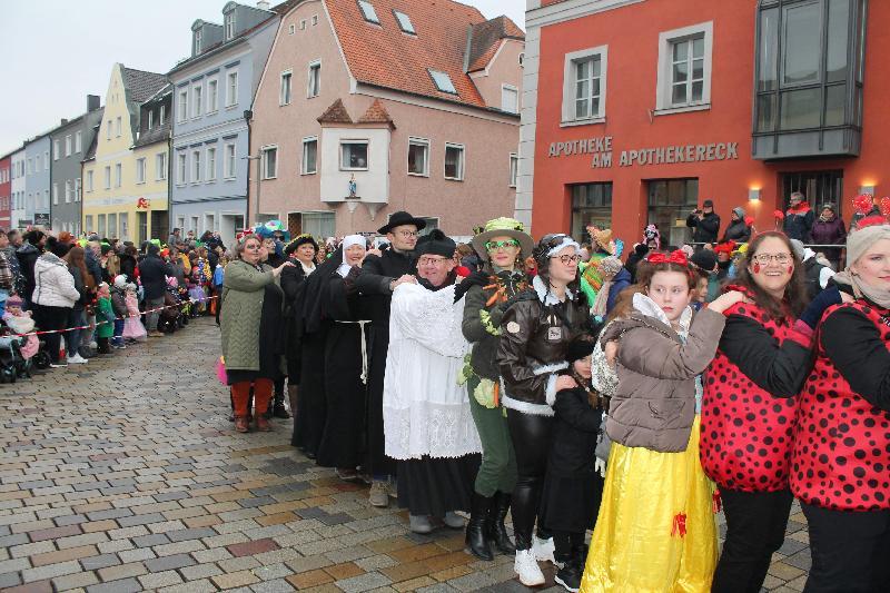 Närrischer Weltrekord: 1197 Maskierte bei größter Polonaise in Faschingskostümen