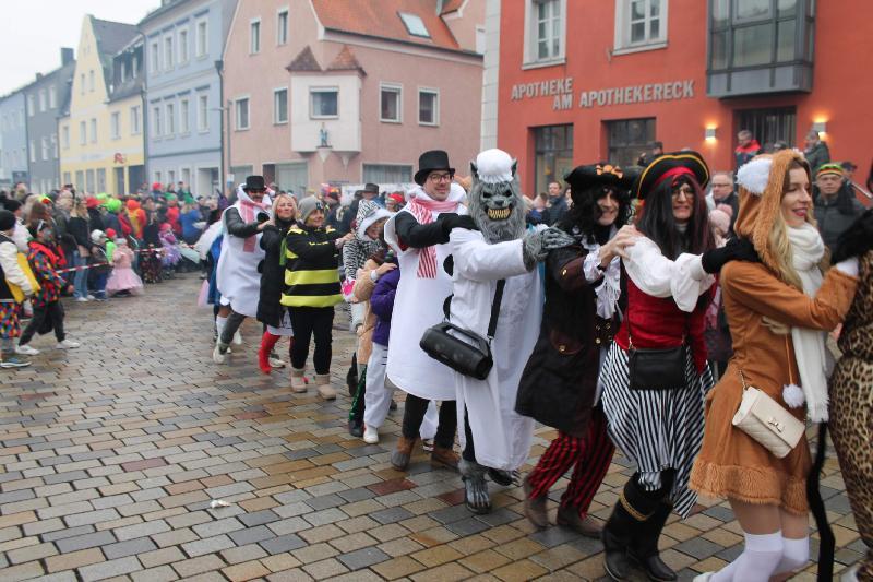 Närrischer Weltrekord: 1197 Maskierte bei größter Polonaise in Faschingskostümen