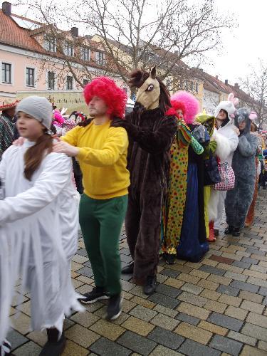 Närrischer Weltrekord: 1197 Maskierte bei größter Polonaise in Faschingskostümen