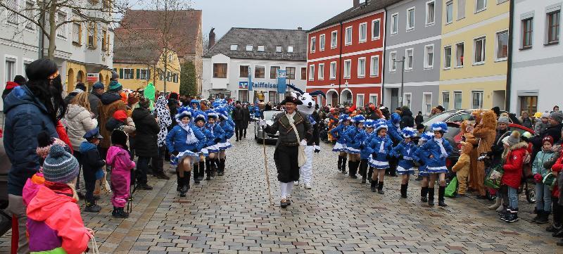 Die gastgebende Narrhalla-Kindergarde führten den Umzug an – an der Spitze erstmals Zeremonienmeister Roland Fritsch. - Foto von Werner Schulz