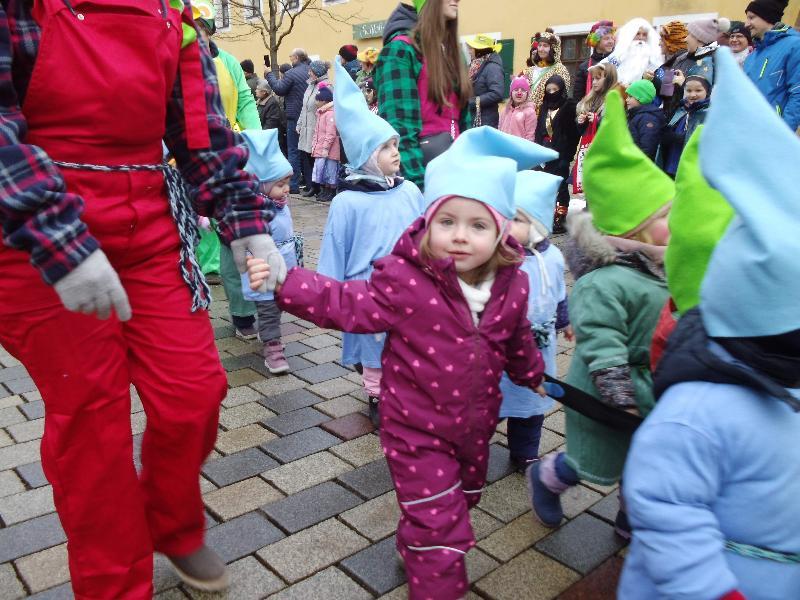 Hirschau fest in Kinder-Narrenhand