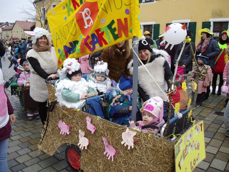Hirschau fest in Kinder-Narrenhand
