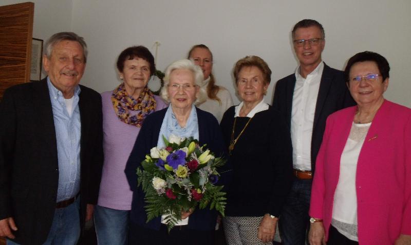 Einen großen Bahnhof bereiteten die Frauen Union und die CSU der ehemaligen Kreisrätin Annemarie Reil, die ihren 90. Geburtstag feierte. V. r.: 2. Bürgermeisterin Bärbel Birner, 1. Bürgermeister Hermann Falk, Ex-Bezirkstagsvizepräsidentin Ingrid Kurz, FU-Ortsvorsitzende Michaela Meier, Annemarie Reil, FU-Ehrenortsvorsitzende Heidi Flierl und der CSU-Ehrenkreis- und Ortsvorsitzende Werner Schulz. - Foto von Werner Schulz