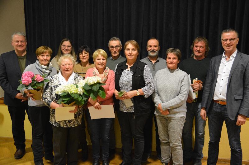 Landrat Richard Reisinger li., Vorsitzende Marion Schlosser 3. v. re. und Bürgermeister Hermann Falk gratulierten den Geehrten und bedankten sich für die Treue zum Verein. - Foto von Fritz Dietl