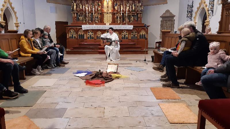 „Gott sorgt für Mensch, Tier und Pflanzen.“ Dieser Psalmvers stand im Zentrum des Krabbelgottesdienstes, zu dem Eltern-Kind-Gruppen-Leiterin Lisamarie Schmidl und Gemeindereferentin Barbara Schlosser (Bildmitte) am Samstag eingeladen hatten. - Foto von Werner Schulz