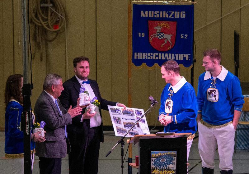 Sichtlich bewegt gab Dirigent Wolfgang Vögele (3.v.l.) seinen Abschied vom Musikzug bekannt. Die Vorsitzenden Maximilian Stein (2.v.r.) und Erik Remhof (r.) überreichten ihm als Erinnerungsgeschenk eine Fotokollage. Kleine Ostergeschenke gab es für Dirigentin Andrea Fleischmann (l. verdeckt) und Moderator Werner Schulz (2.v.l.). - Foto von Werner Schulz