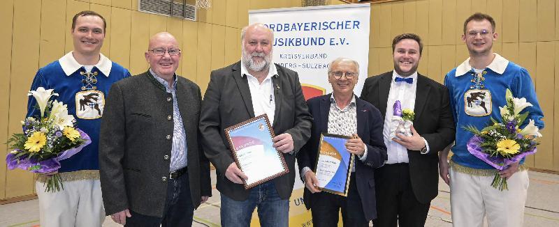 Im Rahmen des Osterkonzerts zeichnete der NBMB-Bezirksvorsitzende Gerhard Engel (2.v.l.) seinen Stellvertreter Werner Stein (3.v.l.) mit der NBMB-Ehrennadel in Gold und Alfred Härtl (3.v.r.) mit der NBMB-Bezirksmedaille in Gold aus. Mit im Bild der scheidende Dirigent Wolfgang Vögele (2.v.r.) und die beiden Musikzug-Vorsitzenden Maximilian Stein (l.) bzw. Erik Remhof (r.). - Foto von Werner Schulz