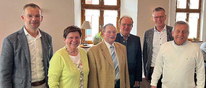 Zahlreiche Vertreter aus Politik und Vereinsleben gratulierten dem ehemaligen Stadt- und Pfarrgemeinderat Hermann Gebhard (3.v.l.) zum 85. Geburtstag. Seine Verdienste um die Kommunalpolitik und die CSU würdigten u.a. Bürgermeister Hermann Falk (2.v.r.), 2. Bürgermeisterin Bärbel Birner (2.v.l.), Stadtrat Dr. Hans-Jürgen Schönberger (3.v.r.) und der CSU-Ehrenkreis- und Ortsvorsitzende Werner Schulz (r.). Natürlich gratulierte auch Sohn und 3. Bürgermeister Hermann Gebhard (l.). - Foto von Werner Schulz