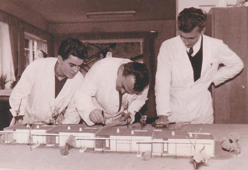 AKW-Betriebsarchitekt Hermann Güntner (Mitte) entwarf die bunten Schachtelhäuser für die Gastarbeiter aus Spanien. Unterstützt wurde er dabei von Werner (Bobby) Schertl (l.) und Hermann Dobmeier (r.). - Foto von Werner Schulz / Repros: Werner Schulz