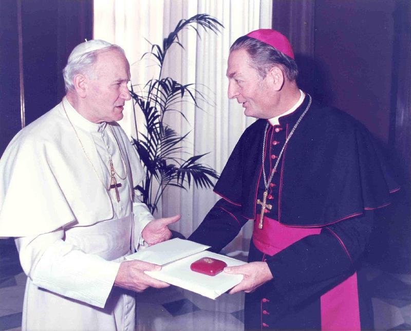 Bischof Anton Eduard Bösl (r.) bei einem seiner Ad-limina-Besuche im Vatikan zusammen mit Papst Johannes Paul II.. Am 1. April 1973 wurde der Hirschauer Franziskaner in Concepción zum Bischof geweiht. Anlässlich des 50-jährigen Bischofsjubiläums zeigte der Förderkreis Altenhilfe am Donnerstag, 27. April, im Katholischen Pfarrheim den im November 2 000 vom Bayerischen Fernsehen ausgestrahlten, 45-minütigen Beitrag „Mission erfüllt“ aus der Reihe „Stationen“ über das Wirken von Bischof Bösl in Bolivien. - Foto von Werner Schulz