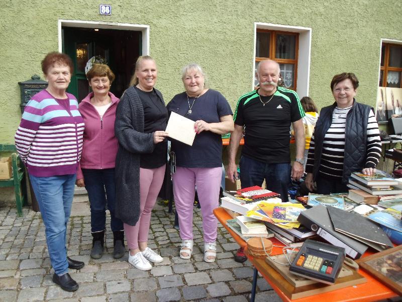 Ein kleines Jubiläum gab es beim Flohmarkt der CSU-Frauen-Union zu feiern: Zum 25. Mal stellten Renée Ehringer-Hoffmann und ihre Ehemann Dieter ihren Innenhof, ihr Haus und dem Vorplatz ihres Steingut-Museums für den Flohmarkt zur Verführung und ersparten so den An- und Abtransport der Waren zwischen den beiden Markttagen. V. l.: FU-Ehrenvors. Heidi Flierl, Köichl-Bäckerin u. stellv. FU-Vors. Rita Beck, FU-Vors. Stadträtin Michaela Meier, Renée Ehringer-Hoffmann, Dieter Hoffmann und 2. Bürgereisterin Bärbel Birner. - Foto von Werner Schulz