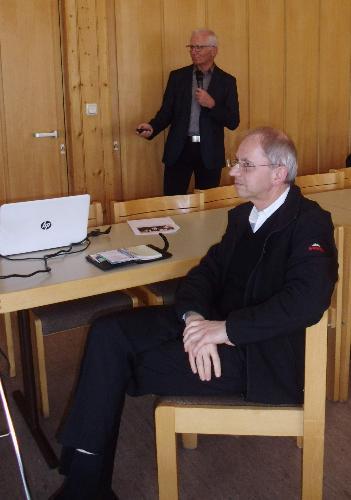Bei  der Pfarrversammlung informierte Kirchenpfleger Roland Maier (stehend) über die Renovierung des Pfarrhofs und Stadtpfarrer Johann Hofmann (sitzend) über die Pastorale Planung der Diözese. - Foto von Werner Schulz