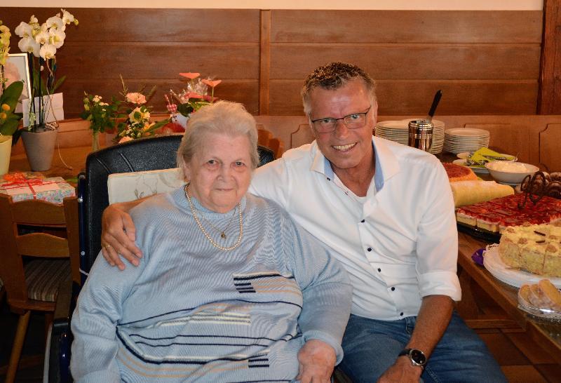 Berta Schiffl und Bürgermeister Falk, trotz der vielen Gäste erzählte sie ihm Anekdoten aus ihrem abwechslungsreichen Leben als Wirtin. - Foto von Fritz Dietl