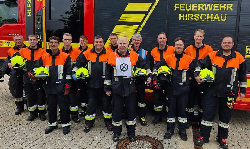Dreizehn Feuerwehrleute der Hirschauer Wehr absolvierten mit Erfolg die Leistungsprüfung „Technische Hilfeleistung“. V. l.: Michael Schuminetz, Marco Schuminetz, Mario Gärtner, Florian Pawluk, Marina Schlaffer, Johannes Bäumler, Patrick Groher, Andreas Reil, Robert Scheuerer, Sebastian Jasinsky, Bernhard Meyer, Christoph Erras und Nico Schuminetz. - Foto von Werner Schulz