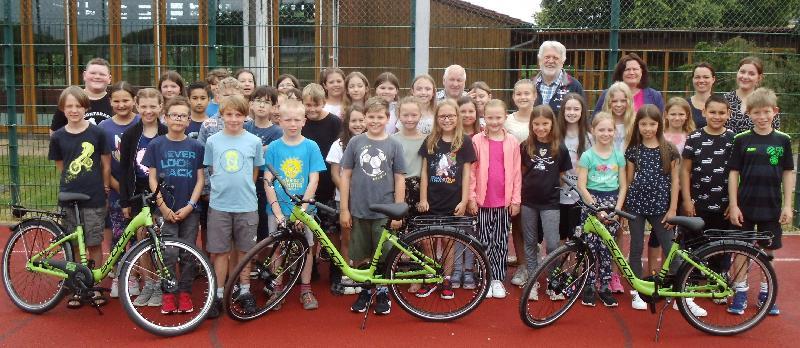 Die Gebietsverkehrswacht Hirschau-Schnaittenbach spendierte drei neue Fahrräder für den Verkehrsgarten der Hirschauer Schule. Mit den Dritt- und Viertklässlern auf dem Bild (hinten v. r.): Lin Ramona Ruppert, Lin Maria-Teresa Kellner, Rektorin Birgit Härtl, Verkehrswachtvors. Hubert Ritz und Beirat Johann Wagner. - Foto von Werner Schulz