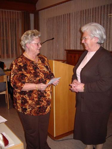 Zwei Ehrenvorsitzende des Katholischen Frauenbundes: Betty Bösl (r.) stand von 1978 bis 1986 an der Spitze, Rosa Stoll (l.) von 1986 bis 1998. Unter dem Vorsitz von Rosa Stoll wurden von den Mitgliedern 212 614 DM erarbeitet und für soziale Zwecke gespendet. Betty Bösl gründete auf Bitten von Stadtpfarrer Völkl die „Zentrale für ambulante Pflegedienste“, die heutige Caritas-Sozialstation. Diese leitete sie ehrenamtlich von 1977 bis Dezember 2005. - Foto von Werner Schulz