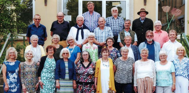 Aus Anlass ihres 70. Geburtstags feierten 27 Mädels und Jungs des Schülerjahrgangs 1952/53 ein Wiedersehen. Carmen Renner (vorne 5.v.l.) hatte das Klassentreffen organisiert. Am ersten Schultag im September 1959 war sie nicht unter den ABC-Schützen. Sie lebte zu dieser Zeit noch bei ihrer Oma in Salamanca in Spanien. Erst 1963 kam sie als Elfjährige nach Hirschau. - Foto von Werner Schulz