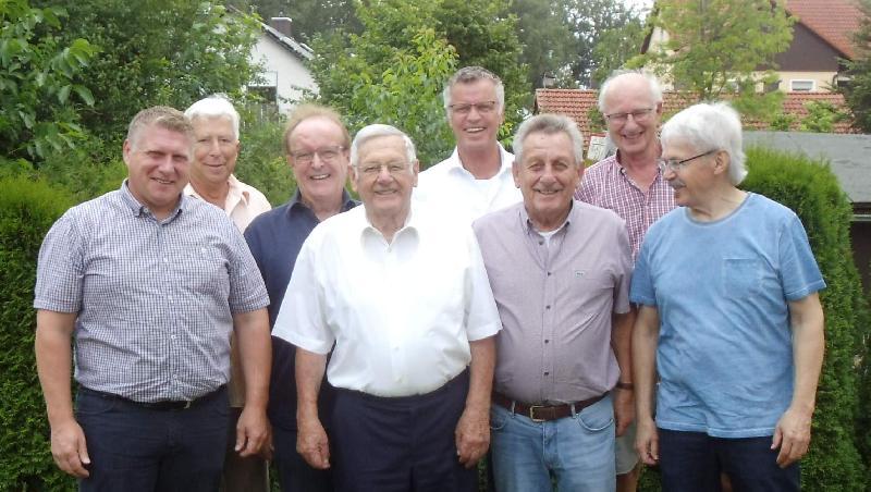 Eine große Gratulantenschar stellte sich bei Josef Wiesnet ein, der vergangenen Mittwoch seinen 90. Geburtstag feiern konnte. V. l.: Stellv. CSU-OV Stadtrat Martin Merkl, Angler-Ehrenvors. Klaus Forster, Stadtrat Dr. Hans-Jürgen Schönberger, Josef Wiesnet, Bgm. Hermann Falk, CSU-Ehrenvors. Werner Schulz, Robert Dotzler und Walter Majecki. - Foto von Werner Schulz