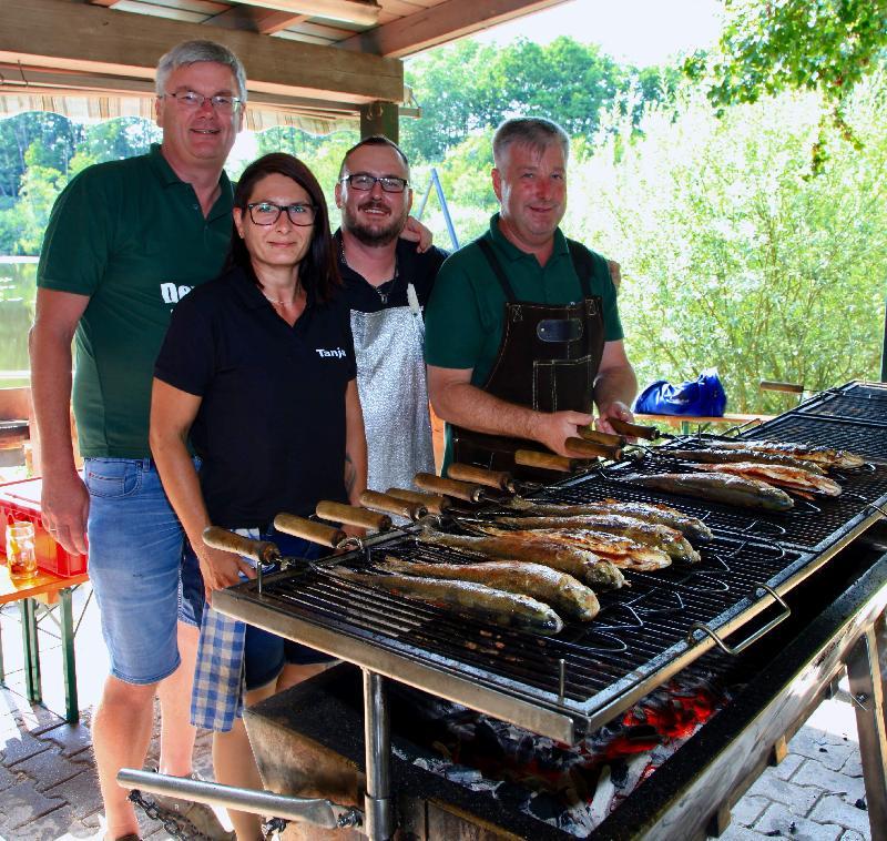Weit über 2 000 Gäste kamen am Wochenende zur „Nacht am See“ bzw. zum Fischerfest der Hirschauer Anglerfreunde. Für das Helferteam bedeutete das Akkordarbeit.  Bei Temperaturen jenseits der 35-Grad-Marke war das Grillteam nicht zu beneiden. V. l.: Rüdiger Hanft, Tanja Hofmann, Christian Hofmann und Roland Lingl. - Foto von Werner Schulz
