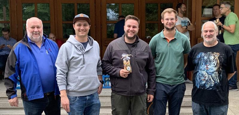 „Musikernudeln“ überreichte der Musikzugvorsitzende Maximilian Stein (2. V. l.) bei der Abschiedsparty dem scheidenden Dirigenten Wolfgang Vögele (Mitte). Mit ihm Bild: NBMB-Kreisvorsitzender Werner Stein (links), stellv. Vorsitzender Erik Remhof und „Übergangs-Dirigent“ Gerhard Böller. - Foto von Werner Schulz
