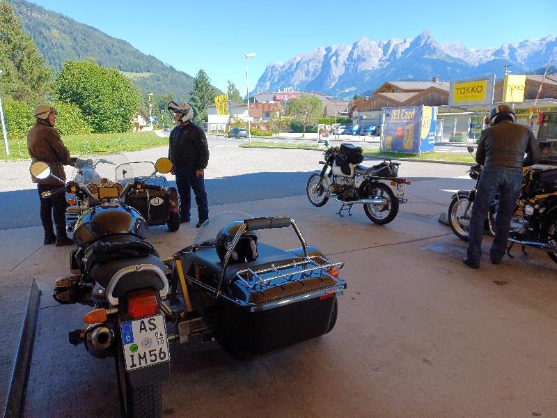 1978 hielten einige junge BMW-Motorradfreunde aus Hirschau und Schnaittenbach ihr erstes, noch privates Motorradtreffen, ab. Zum 45-Jährigen ging es auf in die Berge. Vorne v.l.: Wolfgang Müller, Andy Müller und Bernhard Graf, im Hintergrund: Werner Hofmann. - Foto von Werner Schulz