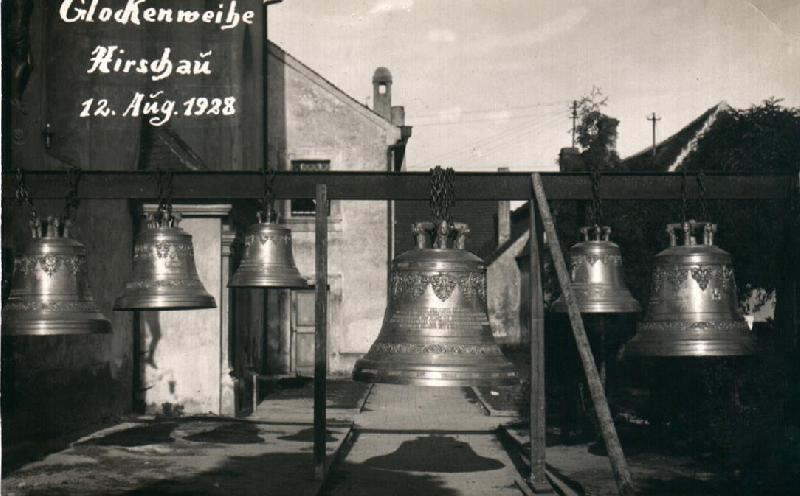 Am 13. Dezember 1917 hatte Geistlicher Rat Hiederer gegen seinen Widerstand die Glocken der Pfarrkirche der Kriegsmetallstelle übergeben müssen. Es dauerte bis zum Jahr 1928, bis er ein neues Geläute beschaffen konnte – sechs in der Glockengießerei Johann Hahn in Landshut gegossene Glocken.  - Foto von Werner Schulz
