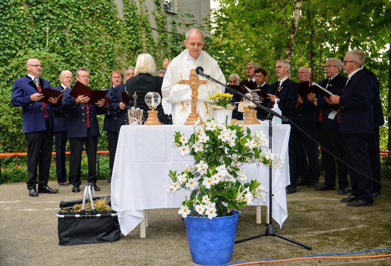 Auch in diesem Jahr zelebriert Pfarrer Johann Hofmann den Gottesdienst, der vom Ehenfelder Männerchor musikalisch umrahmt wird. - Foto von Fritz Dietl