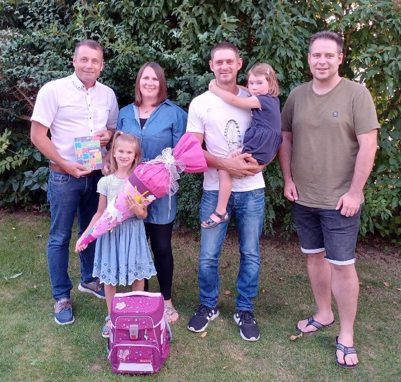Die Schnaittenbacher ABC-Schützen bekamen zum Schulstart Besuch von Mitgliedern des SPD-Ortsvereins. Zum sechsten Mal erhielten die Schulneulinge den „SchnoiPl“ überreicht. V. l.: 2. Bürgermeister Uwe Bergmann, abine Dagner, Lisa Dagner, Matthias Dagner mit Nina und SPD-Ortsvors. Daniel Hutzler - Foto von Werner Schulz