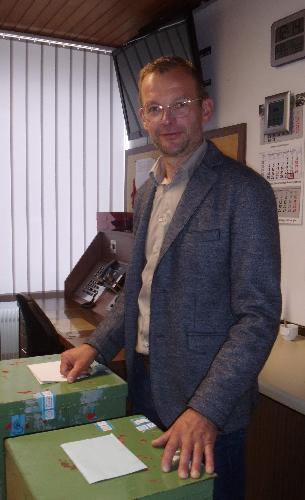 3. Bürgermeister Hermann Gebhard ist schon ein Routinier in Sachen Wahlhelfer. Bei den gestrigen Wahlen war es zum 8. Mal im Einsatz, zum 6. Mal als Wahlvorstand. Im Wachraum des Feuerwehrhauses herrschte von 8 bis 13 Uhr ein stetes Kommen und Gehen, ohne Staus und ohne Leerlauf. - Foto von Werner Schulz