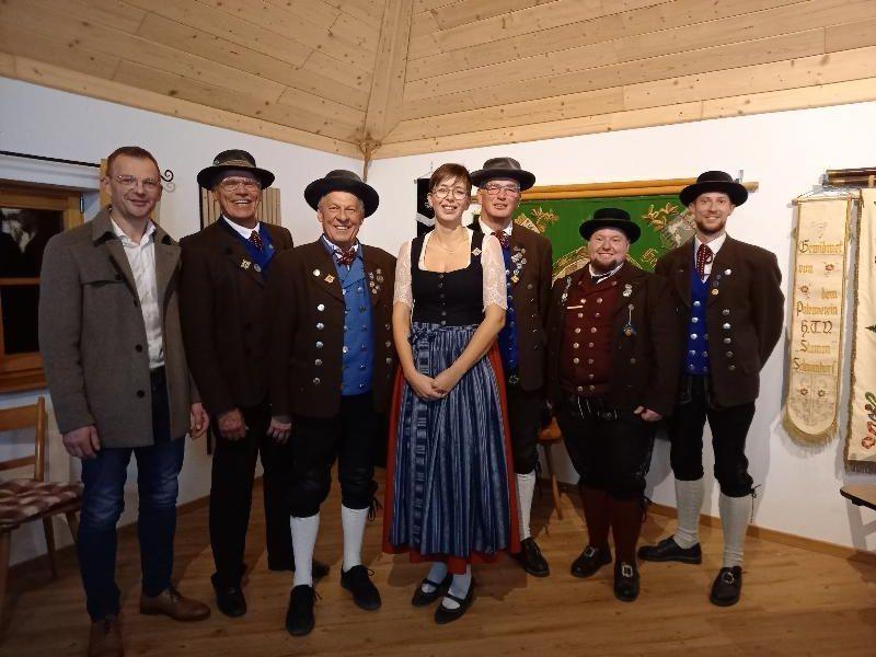 Auf dem Bild v. Links
3.Bürgermeister Hermann Gebhard, Gauvorsitzender Peter Fink. Die Ausgezeichneten vom Heimat- und Trachtenverein Hirschau Alfred Naber, Eva Pfab, Franz Dolles, 2.Gauvorsitzender  Johannes Heyda, Michael Meier, Vorstand Trachtenverein  Hirschau.
 - Foto von Gerhard Fleischmann