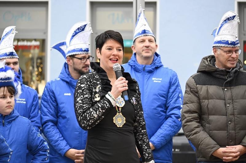 Präsidentin_Regina: Präsidentin Regina Merkl begrüßte die anwesenden Gäste und führte im Anschluss durch das abwechslungsreiche Programm der Inthronisation. - Foto von Anna-Lena Kuhr