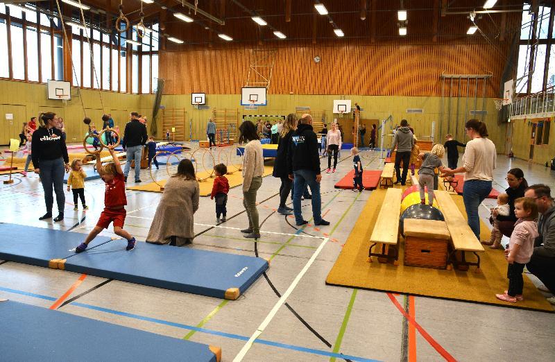 Die ganze Turnhalle ein großer Abenteuerspielplatz - Foto von Fritz Dietl